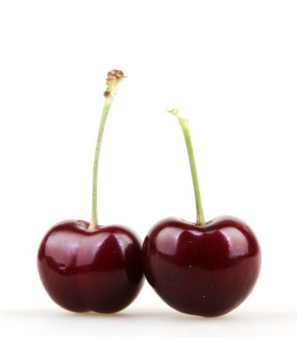 Beyaz arkaplanda kiraz izole