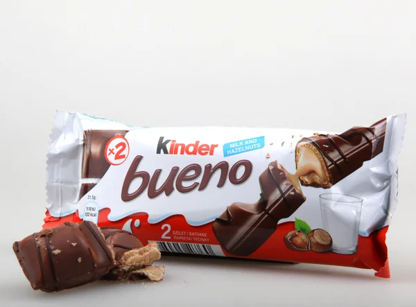 AYTOS, BULGARIA - 13 de junio de 2016: Kinder Bueno Chocolate Candy Bar. Kinder Bueno es una barra de chocolate hecha por el fabricante italiano de confitería Ferrero . —  Fotos de Stock