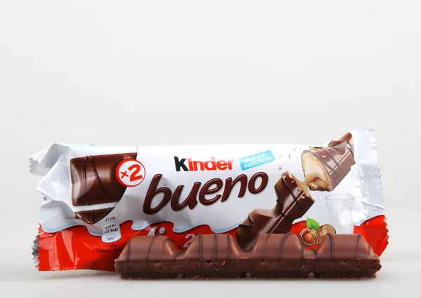 AYTOS, BULGARIA - 13 de junio de 2016: Kinder Bueno Chocolate Candy Bar. Kinder Bueno es una barra de chocolate hecha por el fabricante italiano de confitería Ferrero . — Foto de Stock