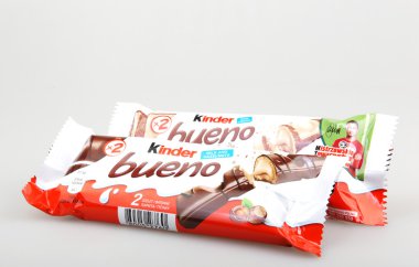 Aytos, Bulgaristan - 07 Temmuz 2016: Kinder Bueno çikolata şeker çubuğu. Kinder Bueno İtalyan şekerleme üreticisi Ferrero tarafından yapılan bir çikolata Bar olduğunu.