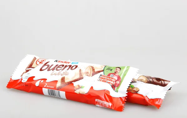 Aitos, Bulgarije - 07 juli 2016: Kinder Bueno chocolade reep. Kinder Bueno Is een chocolade Bar gemaakt door Italiaanse zoetwaren Maker Ferrero. — Stockfoto