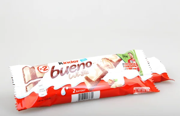 AYTOS, BULGARIE - 07 JUILLET 2016 : Kinder Bueno Chocolate Candy Bar. Kinder Bueno est une barre de chocolat faite par le fabricant italien de confiseries Ferrero . — Photo