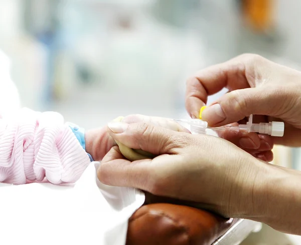 Уход за новорожденными в больнице — стоковое фото
