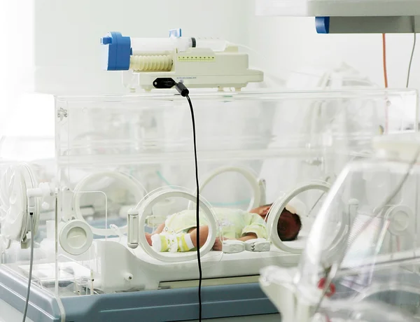 Atención al recién nacido en el hospital —  Fotos de Stock