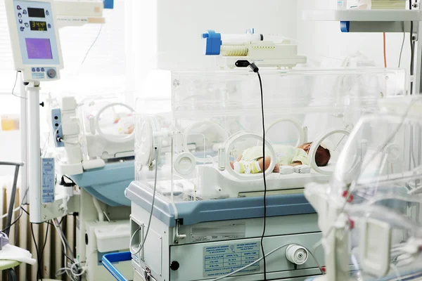 Assistenza neonatale in ospedale — Foto Stock