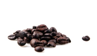 Beyaz arka planda izole kahve çekirdekleri