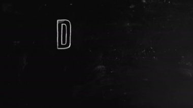 Tahtaya yazılan dijital pazarlama kavramı. Dijital pazarlama, masaüstü bilgisayarları, cep telefonları ve diğer dijital medya gibi internet ve çevrimiçi tabanlı dijital teknolojileri kullanan pazarlamanın bileşenidir.