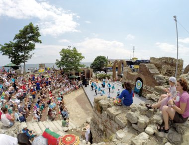 Nessebar, Bulgaristan - 16 Haziran: insanlar nessebar, Bulgaristan 16 Haziran 2014 eski şehir ziyaret. Nessebar 1956 yılında müze kent, unesco tarafından Arkeoloji ve mimari rezervasyon olarak ilan edildi.