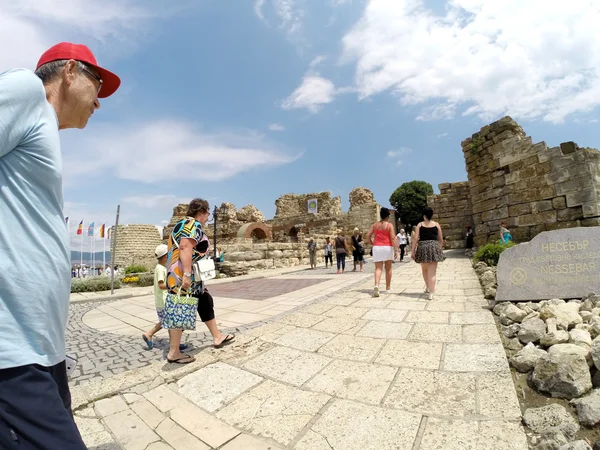 Nessebar, Bulgarien - 16 juni: människor besöker gamla stan på den 16 juni, 2014 i nessebar, Bulgarien. Nessebar 1956 förklarades som museum stad, arkeologiska och arkitektoniska bokning av unesco. — Stockfoto