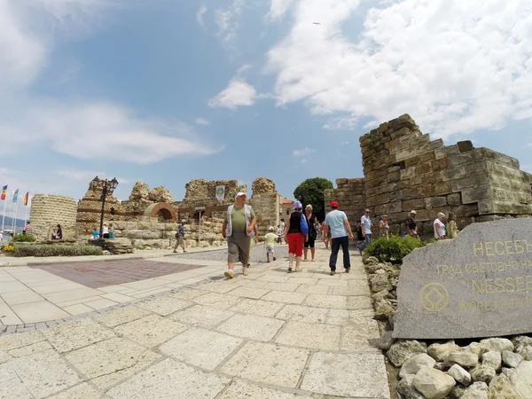 Nesebar, Bulharsko - 16. června: lidé navštívit staré město na 16 června 2014 v nessebar, Bulharsko. Nesebar v roce 1956 byl deklarován jako muzeum města, archeologické a architektonické rezervace UNESCO. — Stock fotografie