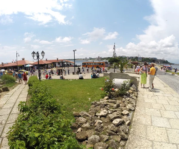 NESSEBAR, BULGARIA - 16 DE JUNIO: La gente visita el casco antiguo el 16 de junio de 2014 en Nessebar, Bulgaria. Nessebar en 1956 fue declarada ciudad museo, reserva arqueológica y arquitectónica por la UNESCO . — Foto de Stock