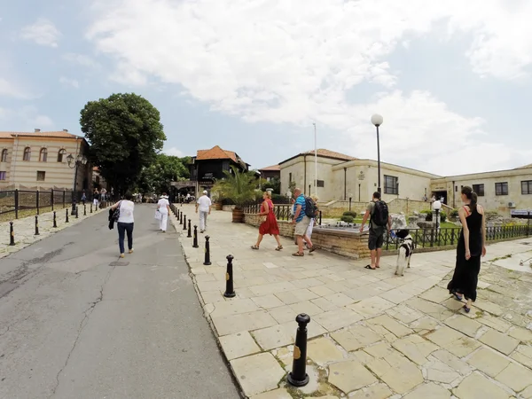 NESSEBAR, BULGÁRIA - JUNHO 16: As pessoas visitam a Cidade Velha em 16 de junho de 2014 em Nessebar, Bulgária. Nessebar em 1956 foi declarado como museu da cidade, arqueológico e reserva arquitetônica pela UNESCO . — Fotografia de Stock