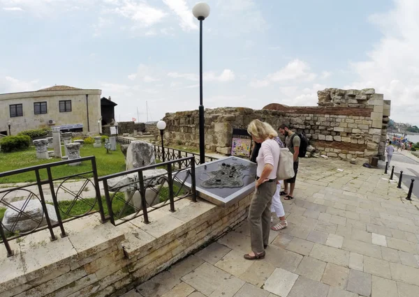 Nessebar, Bulgarien - 16 juni: människor besöker gamla stan på den 16 juni, 2014 i nessebar, Bulgarien. Nessebar 1956 förklarades som museum stad, arkeologiska och arkitektoniska bokning av unesco. — Stockfoto