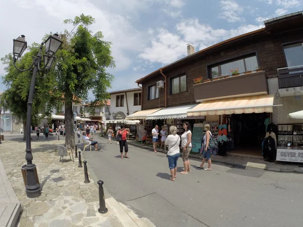 Nessebar, Bulgarije - 16 juni: mensen bezoeken oude stad op 16 juni 2014 in nessebar, Bulgarije. Nessebar in 1956 werd verklaard als museumstad, archeologische en architectonische reservering door unesco. — Stockfoto