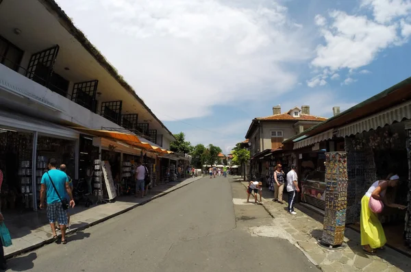 NESSEBAR, BULGARIA - 16 DE JUNIO: La gente visita el casco antiguo el 16 de junio de 2014 en Nessebar, Bulgaria. Nessebar en 1956 fue declarada ciudad museo, reserva arqueológica y arquitectónica por la UNESCO . — Foto de Stock