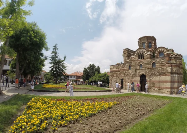 Nessebar, Bulgarije - 16 juni: mensen bezoeken oude stad op 16 juni 2014 in nessebar, Bulgarije. Nessebar in 1956 werd verklaard als museumstad, archeologische en architectonische reservering door unesco. — Stockfoto