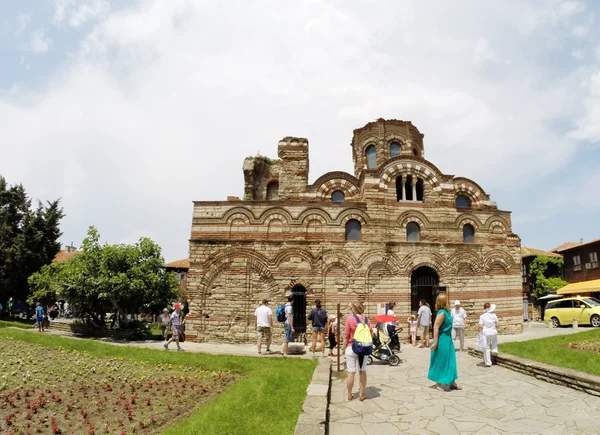 Nessebar, bulgaria - 16. Juni: Die Menschen besuchen die Altstadt am 16. Juni 2014 in nessebar, Bulgarien. Nessebar wurde 1956 von der Unesco zur Museumsstadt, zum archäologischen und architektonischen Reservat erklärt. — Stockfoto