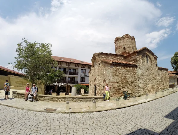 NESSEBAR, BULGARIA - 16 DE JUNIO: La gente visita el casco antiguo el 16 de junio de 2014 en Nessebar, Bulgaria. Nessebar en 1956 fue declarada ciudad museo, reserva arqueológica y arquitectónica por la UNESCO . — Foto de Stock