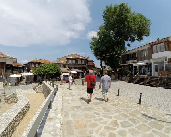 Nessebar, Bulgarien - 16 juni: människor besöker gamla stan på den 16 juni, 2014 i nessebar, Bulgarien. Nessebar 1956 förklarades som museum stad, arkeologiska och arkitektoniska bokning av unesco. — Stockfoto