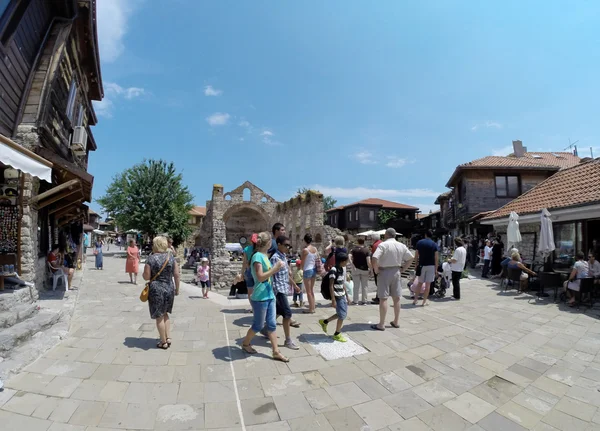 NESSEBAR, BULGARIA - 16 DE JUNIO: La gente visita el casco antiguo el 16 de junio de 2014 en Nessebar, Bulgaria. Nessebar en 1956 fue declarada ciudad museo, reserva arqueológica y arquitectónica por la UNESCO . — Foto de Stock