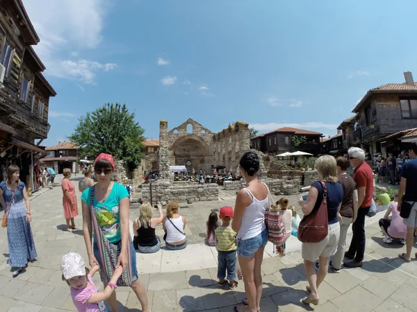 NESSEBAR, BULGÁRIA - JUNHO 16: As pessoas visitam a Cidade Velha em 16 de junho de 2014 em Nessebar, Bulgária. Nessebar em 1956 foi declarado como museu da cidade, arqueológico e reserva arquitetônica pela UNESCO . — Fotografia de Stock