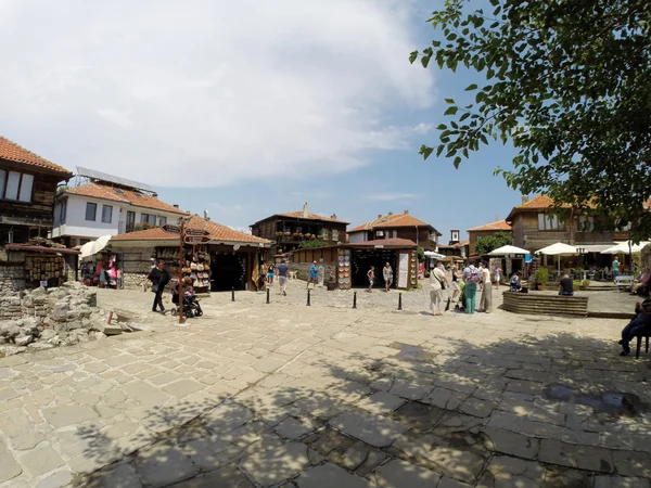 NESSEBAR, BULGARIA - 16 GIUGNO: La gente visita Città Vecchia il 16 giugno 2014 a Nessebar, Bulgaria. Nessebar nel 1956 è stata dichiarata città museo, riserva archeologica e architettonica dall'UNESCO . — Foto Stock