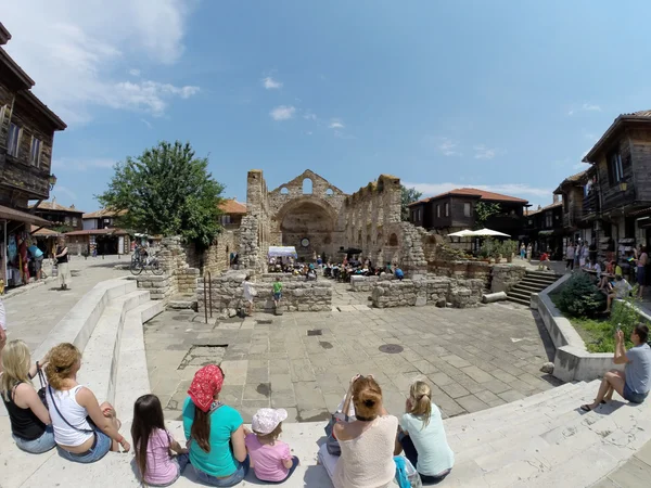 NESSEBAR, BULGARIA - 16 DE JUNIO: La gente visita el casco antiguo el 16 de junio de 2014 en Nessebar, Bulgaria. Nessebar en 1956 fue declarada ciudad museo, reserva arqueológica y arquitectónica por la UNESCO . —  Fotos de Stock