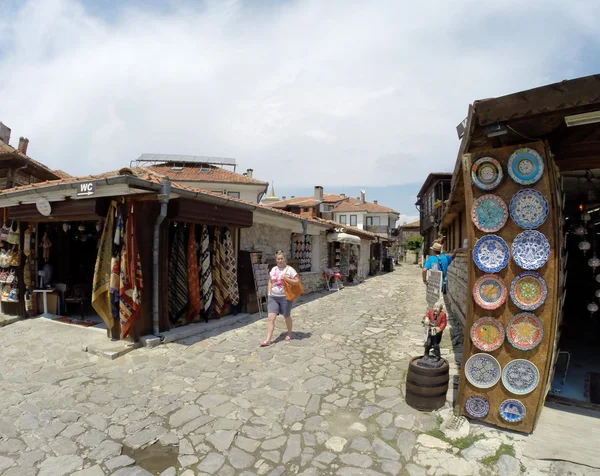 Nessebar, Bulgarien - 16 juni: människor besöker gamla stan på den 16 juni, 2014 i nessebar, Bulgarien. Nessebar 1956 förklarades som museum stad, arkeologiska och arkitektoniska bokning av unesco. — Stockfoto