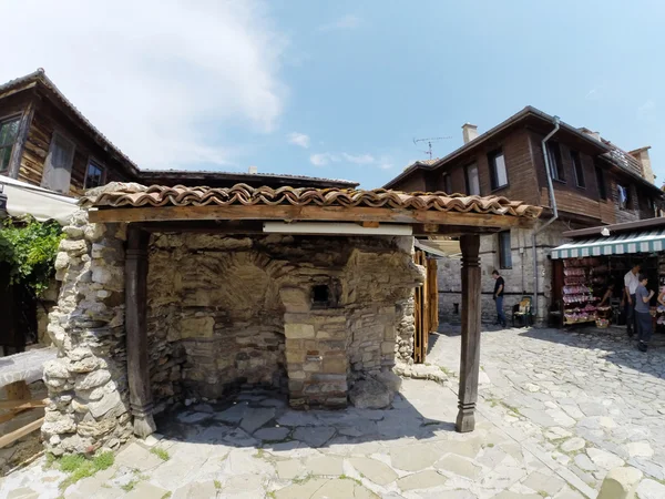 Nessebar, Bulgarien - 16 juni: människor besöker gamla stan på den 16 juni, 2014 i nessebar, Bulgarien. Nessebar 1956 förklarades som museum stad, arkeologiska och arkitektoniska bokning av unesco. — Stockfoto