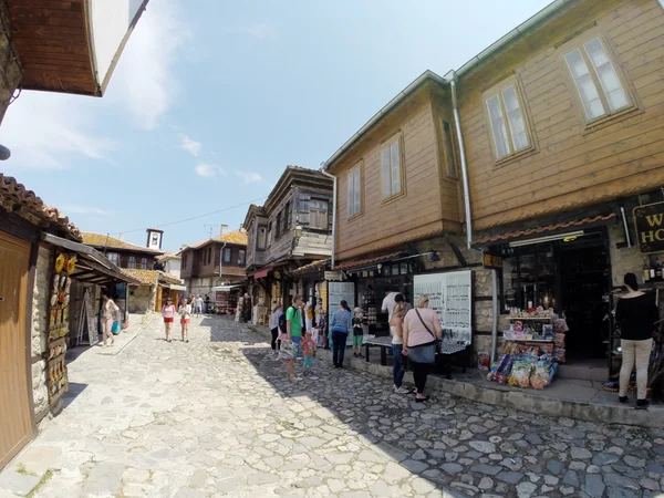 NESSEBAR, BULGÁRIA - JUNHO 16: As pessoas visitam a Cidade Velha em 16 de junho de 2014 em Nessebar, Bulgária. Nessebar em 1956 foi declarado como museu da cidade, arqueológico e reserva arquitetônica pela UNESCO . — Fotografia de Stock