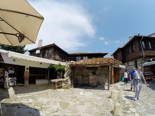 NESSEBAR, BULGARIA - 16 GIUGNO: La gente visita Città Vecchia il 16 giugno 2014 a Nessebar, Bulgaria. Nessebar nel 1956 è stata dichiarata città museo, riserva archeologica e architettonica dall'UNESCO . — Foto Stock