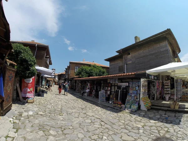 Nessebar, bulgaria - 16. Juni: Die Menschen besuchen die Altstadt am 16. Juni 2014 in nessebar, Bulgarien. Nessebar wurde 1956 von der Unesco zur Museumsstadt, zum archäologischen und architektonischen Reservat erklärt. — Stockfoto