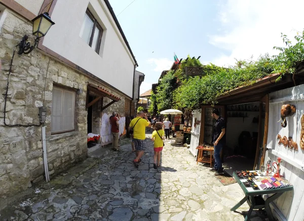 Nessebar, Bulgarije - 16 juni: mensen bezoeken oude stad op 16 juni 2014 in nessebar, Bulgarije. Nessebar in 1956 werd verklaard als museumstad, archeologische en architectonische reservering door unesco. — Stockfoto