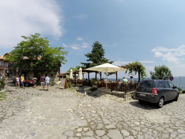 Nessebar, Bulgarien - 16 juni: människor besöker gamla stan på den 16 juni, 2014 i nessebar, Bulgarien. Nessebar 1956 förklarades som museum stad, arkeologiska och arkitektoniska bokning av unesco. — Stockfoto