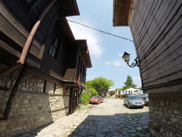 Nessebar, Bulgarije - 16 juni: mensen bezoeken oude stad op 16 juni 2014 in nessebar, Bulgarije. Nessebar in 1956 werd verklaard als museumstad, archeologische en architectonische reservering door unesco. — Stockfoto