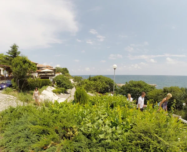 Nessebar, Bułgaria - 16 czerwca: ludzie odwiedzić starego miasta na 16 czerwca 2014 w nessebar, Bułgaria. Nessebar w 1956 został zadeklarowany jako muzeum miasta, archeologiczne i architektoniczne rezerwacji przez unesco. — Zdjęcie stockowe