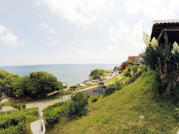 Nessebar, Bulgarije - 16 juni: mensen bezoeken oude stad op 16 juni 2014 in nessebar, Bulgarije. Nessebar in 1956 werd verklaard als museumstad, archeologische en architectonische reservering door unesco. — Stockfoto