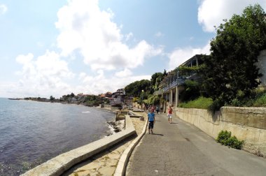 les gens visitent la vieille ville le 18 juin 2014 à nessebar, Bulgarie.