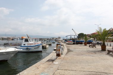les gens visitent la vieille ville le 18 juin 2014 à nessebar, Bulgarie.