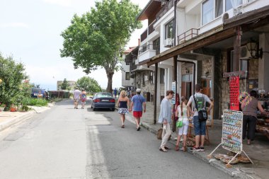 les gens visitent la vieille ville le 18 juin 2014 à nessebar, Bulgarie.