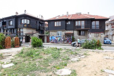 les gens visitent la vieille ville le 18 juin 2014 à nessebar, Bulgarie.