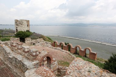 les gens visitent la vieille ville le 18 juin 2014 à nessebar, Bulgarie.