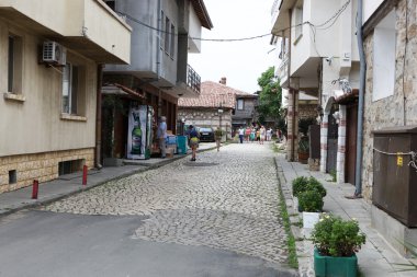 les gens visitent la vieille ville le 18 juin 2014 à nessebar, Bulgarie.