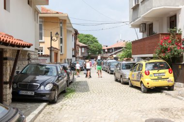 les gens visitent la vieille ville le 18 juin 2014 à nessebar, Bulgarie.