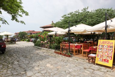 les gens visitent la vieille ville le 18 juin 2014 à nessebar, Bulgarie.