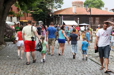 les gens visitent la vieille ville le 18 juin 2014 à nessebar, Bulgarie.