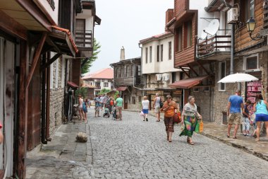 les gens visitent la vieille ville le 18 juin 2014 à nessebar, Bulgarie.