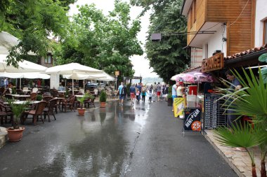 les gens visitent la vieille ville le 18 juin 2014 à nessebar, Bulgarie.