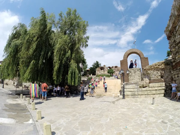 Folk besøger Old Town den 18. juni 2014 i Nessebar, Bulgarien . - Stock-foto