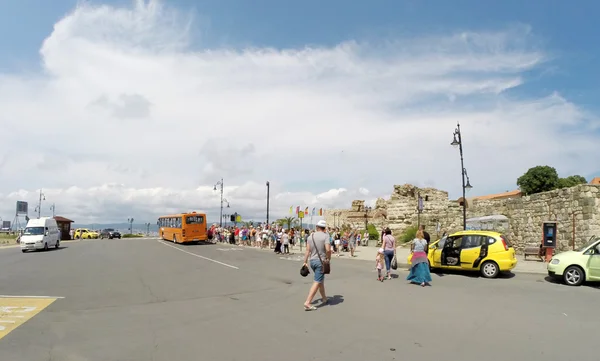 Mensen bezoeken oude stad op 18 juni 2014 in nessebar, Bulgarije. — Stockfoto